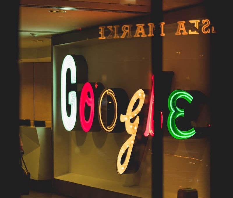 В Google Ads з'явилася функція розширеного відстеження конверсій, яка дозволяє підвищити точність даних, які збираються з вашого сайту, або щоб рекламодавці могли відновити частину втрачених даних. Enhanced Conversions в бета-версії працюють спільно з тегами конверсії і передають хешовані дані про переходи з вашого сайту в Google, дотримуючись вимог конфіденційності.