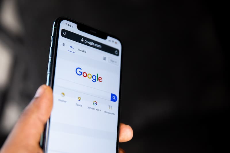  Серверное добавление тегов (Server-Side Tagging) в Google Tag Manager (GTM) позволяет перемещать теги измерения и рекламы с вашего сайта в безопасный серверный контейнер. Это помогает защитить клиентов, ограничивая доступ к их информации, а также повысить коэффициент конверсии на сайте за счет сокращения времени загрузки страницы.