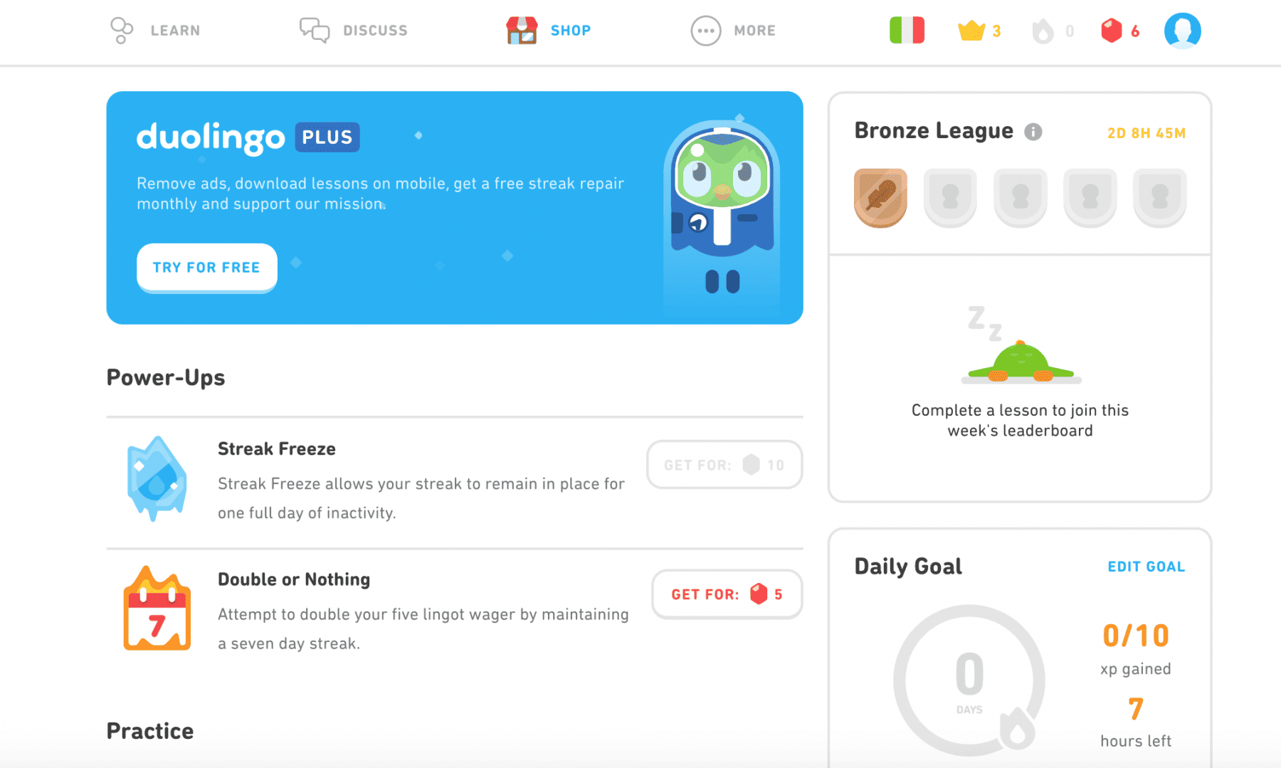 Снимок экрана главной страницы Duolingo. На баннере реклама Duolingo Plus. Раздел Power-Ups показывает «Streak Freeze» и «Double or Nothing». Справа отображаются: «Bronze League» (Бронзовая лига) и «Daily Goal»