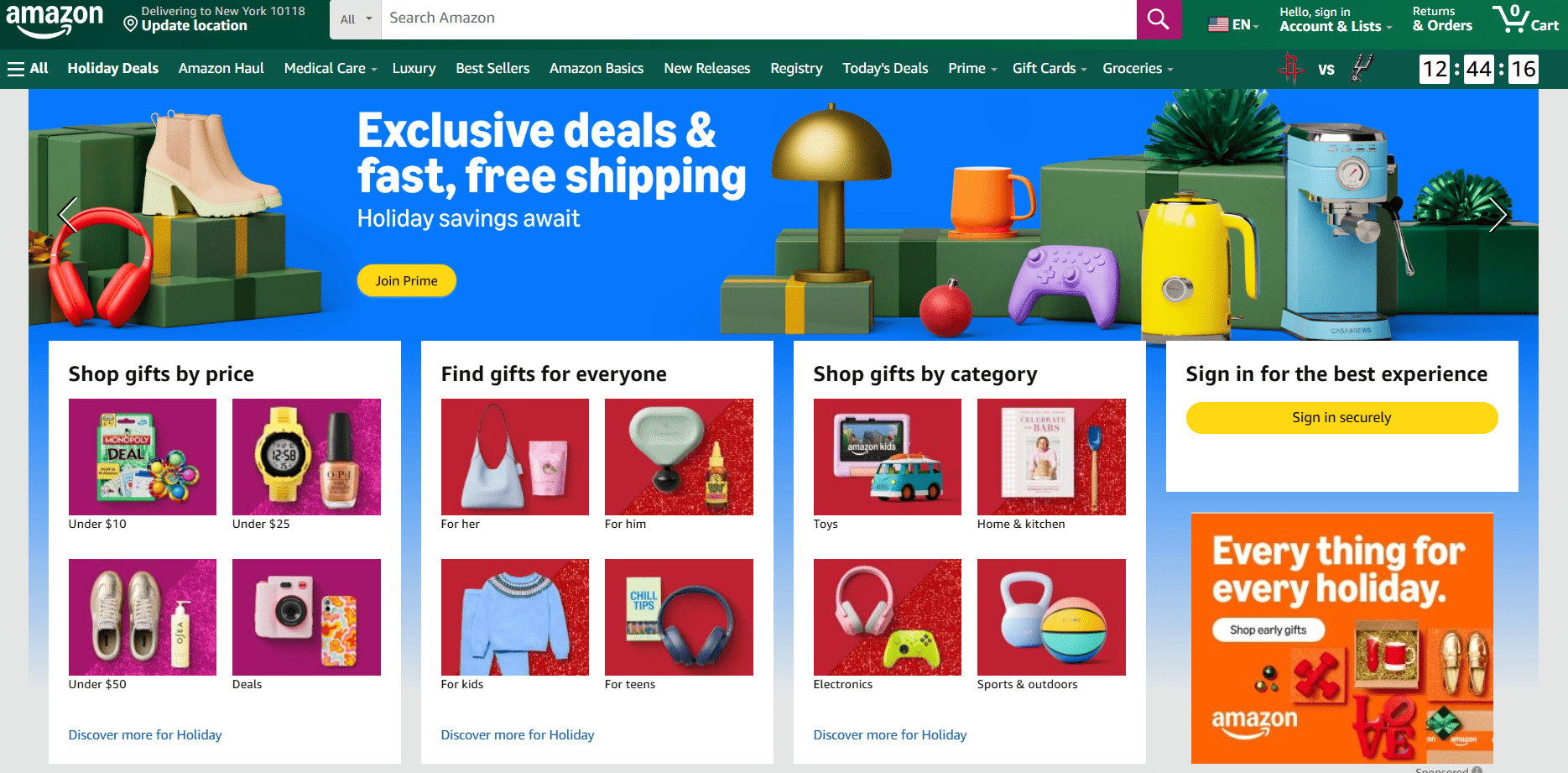 Главная страница Amazon с рекламным баннером и праздничным оформлением. Ниже расположены разделы для поиска подарков